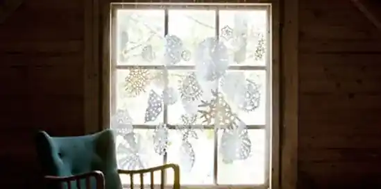 Decor de Crăciun - fulgi de zăpadă din hârtie