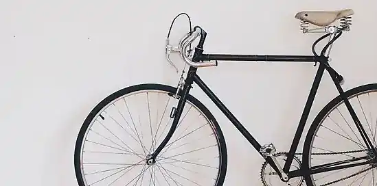 Cum să depozitezi bicicleta astfel încât să nu îți stea în cale?