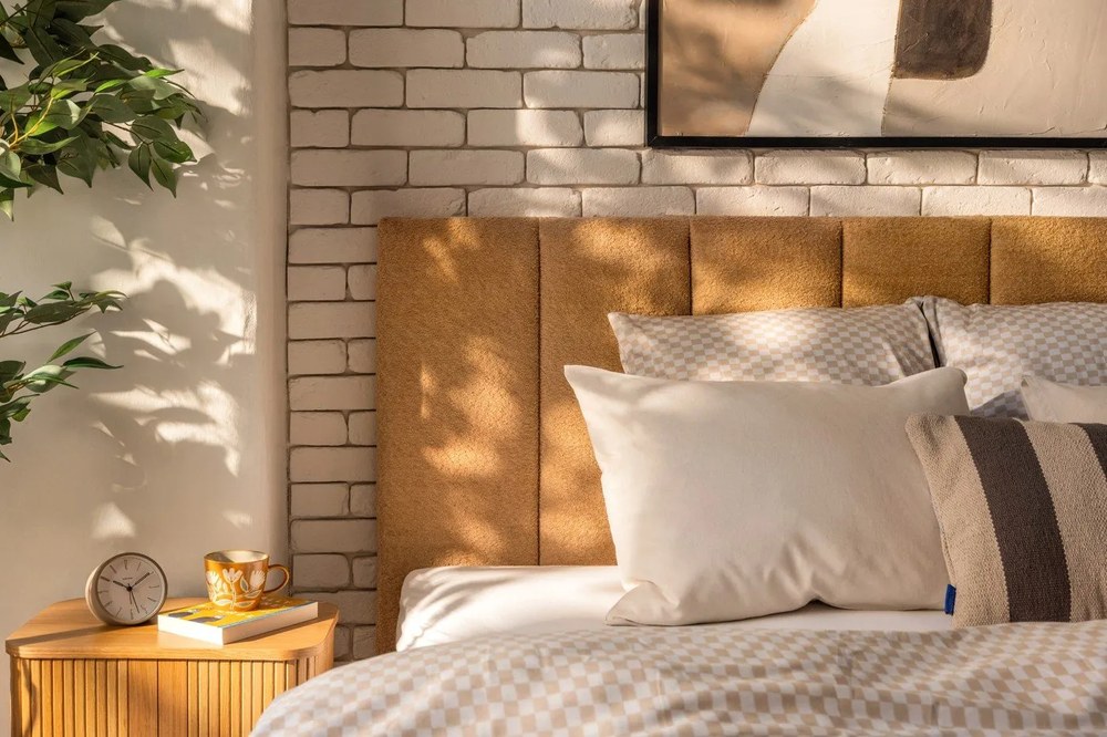 Pat matrimonial galben muștar tapițat cu spațiu de depozitare cu somieră 160x200 cm Thessa Bold Line – Bonami Selection