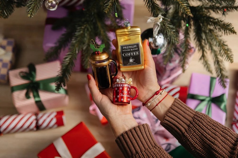 Ornament de Crăciun lucrat manual din sticlă ø 5,5 cm Christmas Cafetiere – Sass &amp; Belle