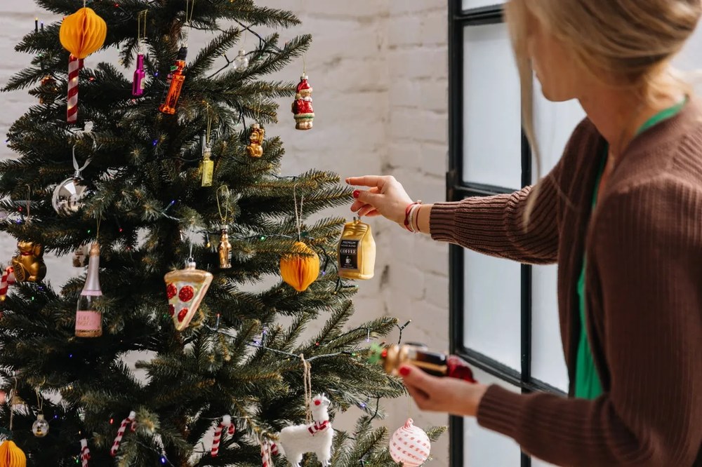 Ornament de Crăciun lucrat manual din sticlă ø 5 cm Pink Prosecco – Sass &amp; Belle