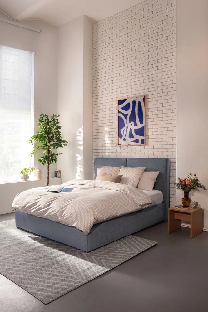 Pat matrimonial albastru tapițat cu spațiu de depozitare cu somieră 180x200 cm Thessa Bold – Bonami Selection