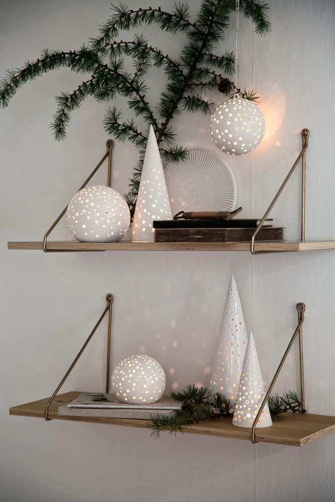 Sfeșnic de Crăciun din bone china Kähler Design Nobili, înălțime 25,5 cm, alb