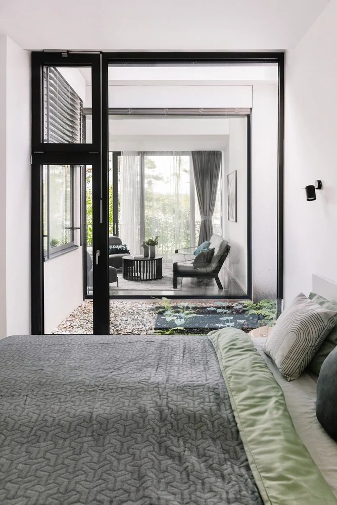 Masă auxiliară din lemn de stejar Woodman Drum, ø 83 cm, negru