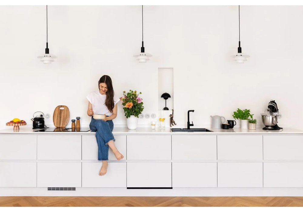 Râșniță pentru condimente din lemn de stejar cu detalii din porțelan albastru închis Kähler Design Hammershoi, înălțime 17,5 cm