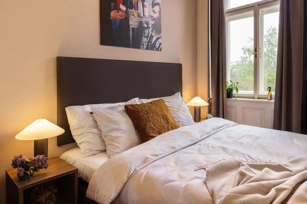 Veioză verde-închis cu abajur din sticlă (înălțime 40 cm) Orbit – Hübsch