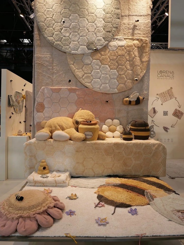 Coș de jucării pentru copii din material textil ø 30x32 cm Mama Bee – Lorena Canals