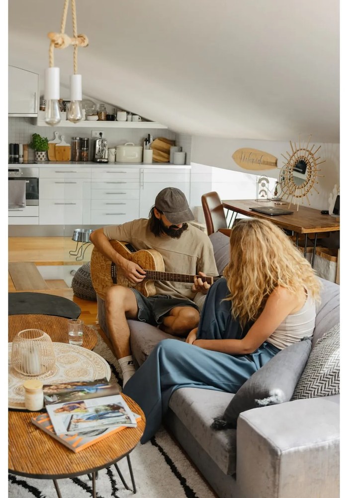 Scaun de sufragerie maro coniac cu cotiere tapițat Naya – Actona