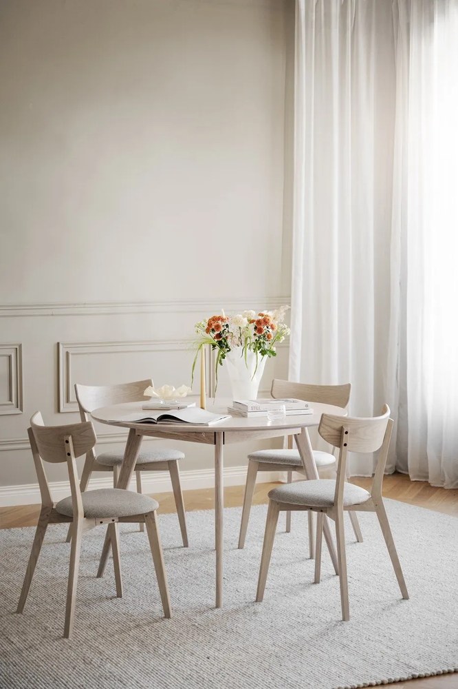 Masă de dining rotundă cu blat cu aspect de lemn de stejar 115x115 cm Yumi - Rowico