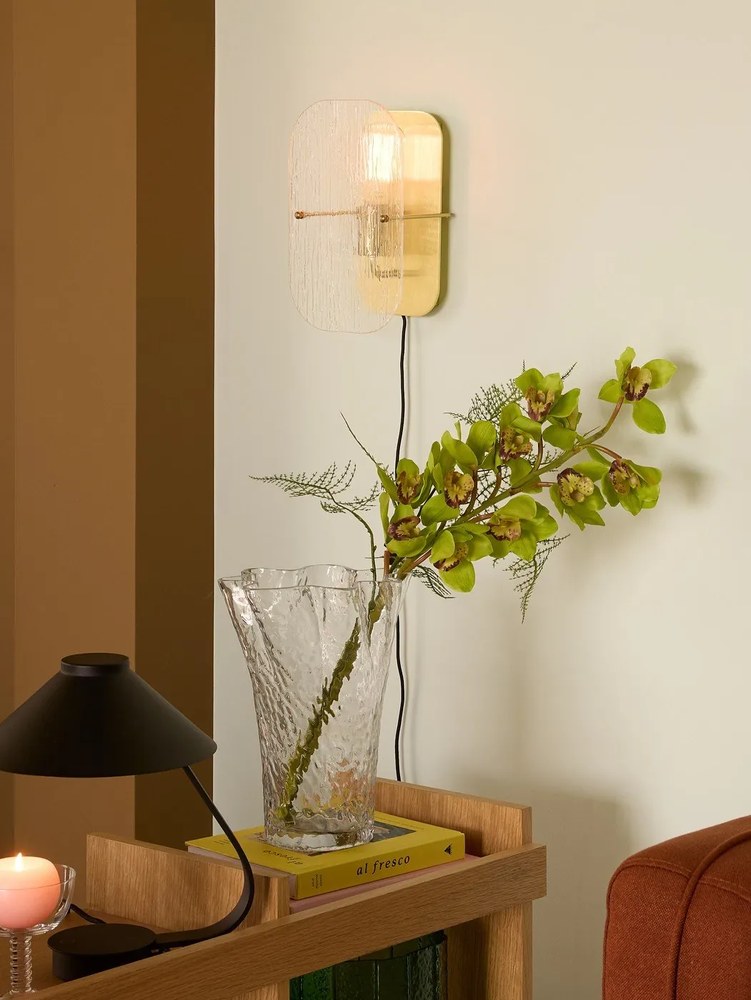 Aplică de perete alămie cu alimentare la priză Ruffle – Hübsch