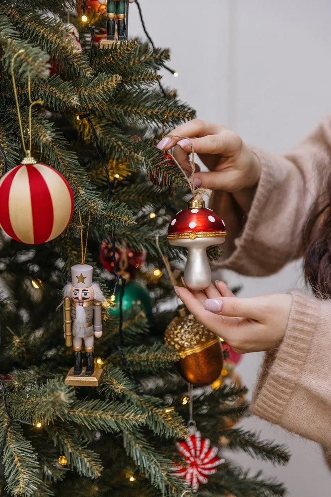 Ornament de Crăciun lucrat manual din sticlă 9 cm Mushroom – Sass &amp; Belle