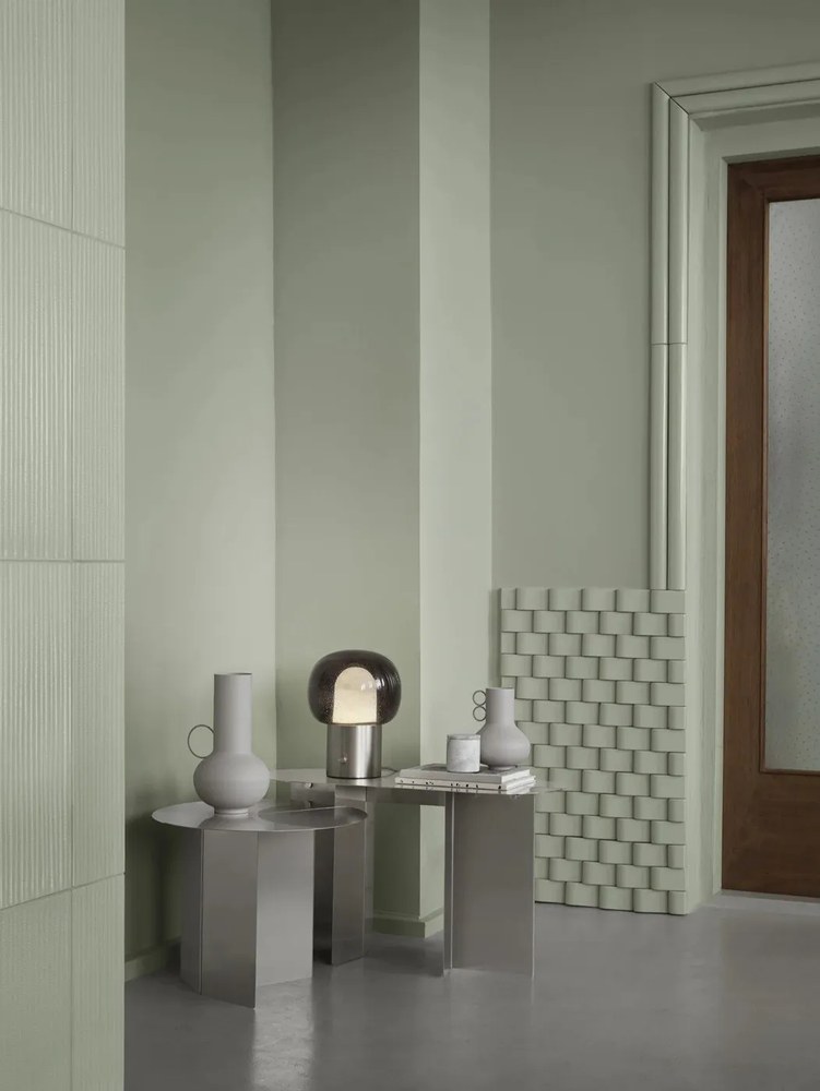 Veioză argintie LED din aluminiu cu abajur din sticlă (înălțime 32 cm) Iris – Blomus