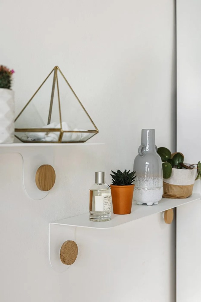 Raft de perete din oțel și detalii din lemn de stejar, cu 2 cârlige Gazzda Hook, lungime 50 cm, alb