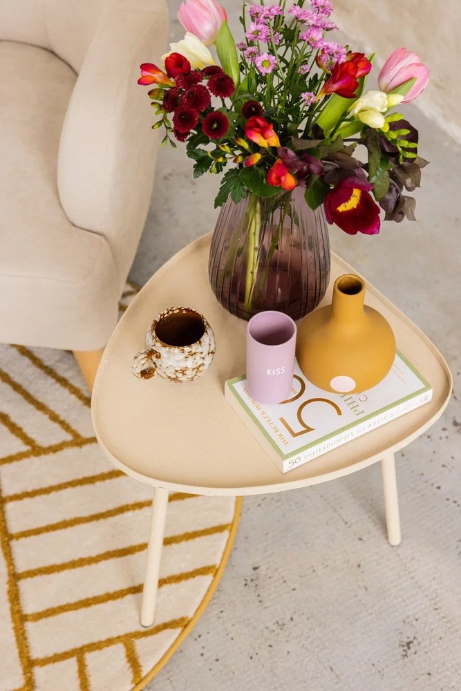 Vază din porțelan Design Letters Kiss, înălțime 11 cm, violet