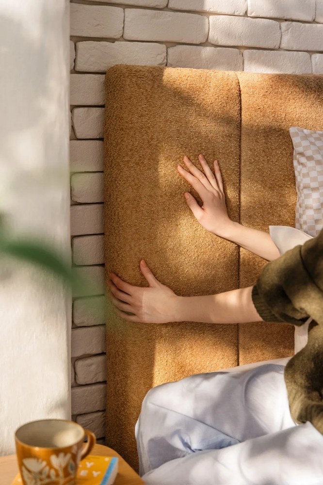 Pat matrimonial galben muștar tapițat cu spațiu de depozitare cu somieră 160x200 cm Thessa Bold Line – Bonami Selection