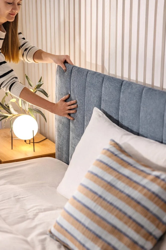 Pat matrimonial albastru tapițat cu spațiu de depozitare cu somieră 180x200 cm Myra Slim Line – Bonami Selection