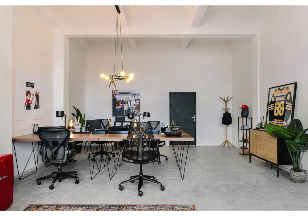 Comodă neagră/în culoare naturală joasă cu aspect de lemn de stejar 120x82 cm Seaford – Actona