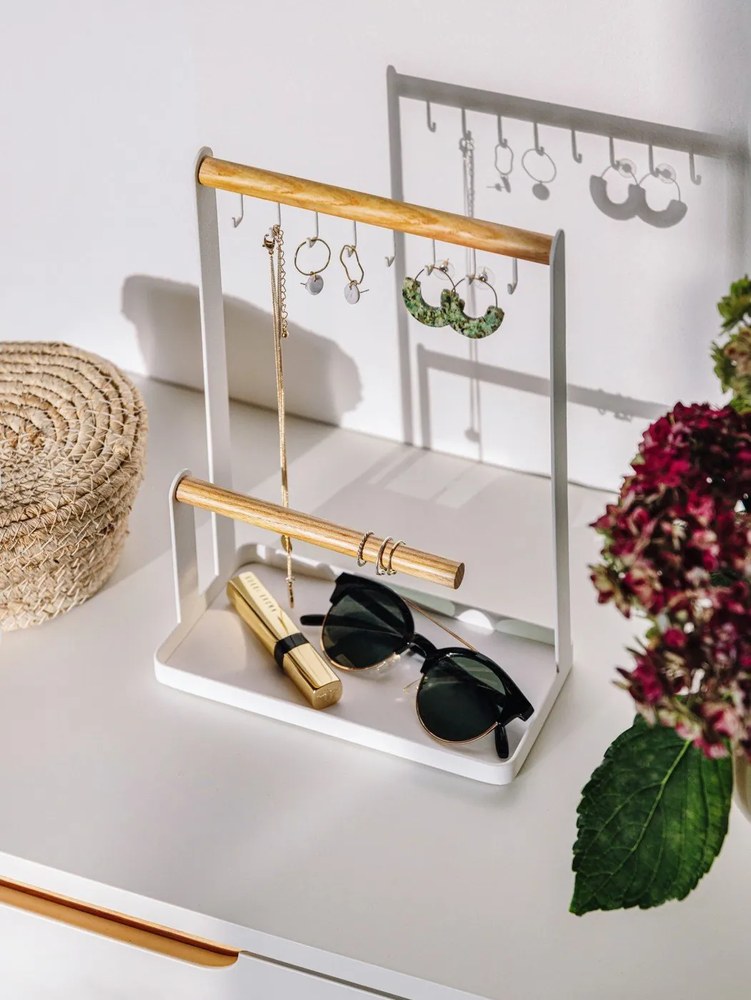 Suport pentru bijuterii cu detalii din lemn de fag YAMAZAKI Tosca, alb