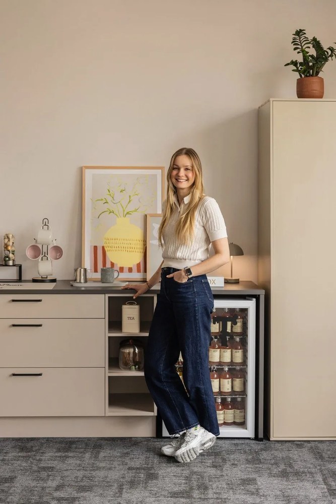 Tablou 52x72 cm Yellow Vase – Malerifabrikken