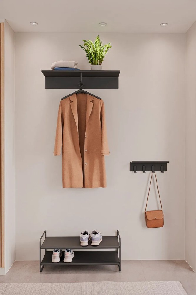 Cuier de perete negru cu raft din oțel 21,5 cm A-Coat – Zone