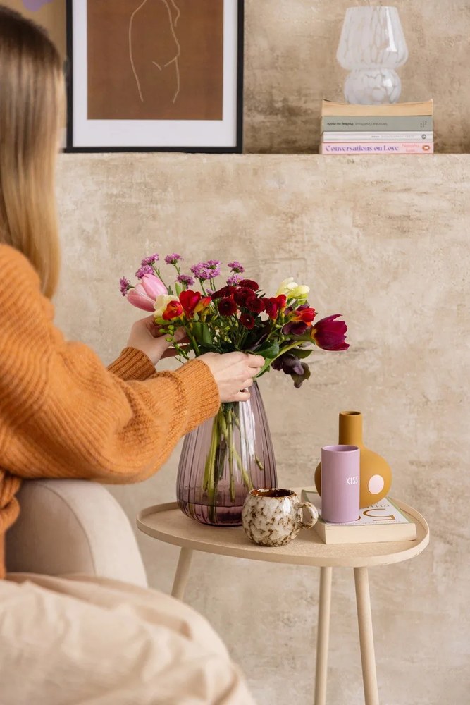 Vază din porțelan Design Letters Kiss, înălțime 11 cm, violet