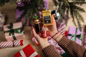 Ornament de Crăciun lucrat manual din sticlă ø 5,5 cm Christmas Cafetiere – Sass &amp; Belle