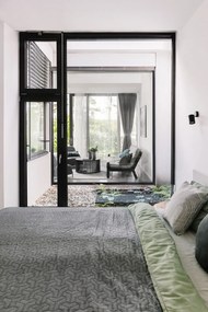 Masă auxiliară din lemn de stejar Woodman Drum, ø 83 cm, negru