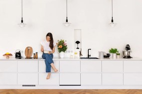 Râșniță pentru condimente din lemn de stejar cu detalii din porțelan albastru închis Kähler Design Hammershoi, înălțime 17,5 cm