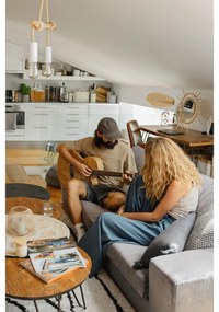 Scaun de sufragerie maro coniac cu cotiere tapițat Naya – Actona