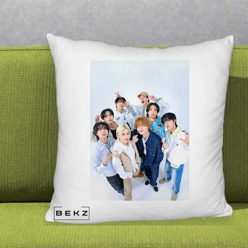 Perna Personalizata K-pop Stray Kids Foto Grup Alb cu 8 Membrii de Sus, 40x40 cm, Alb Pufos, Husa Detasabila, Perna Inclusa, BEKZ®