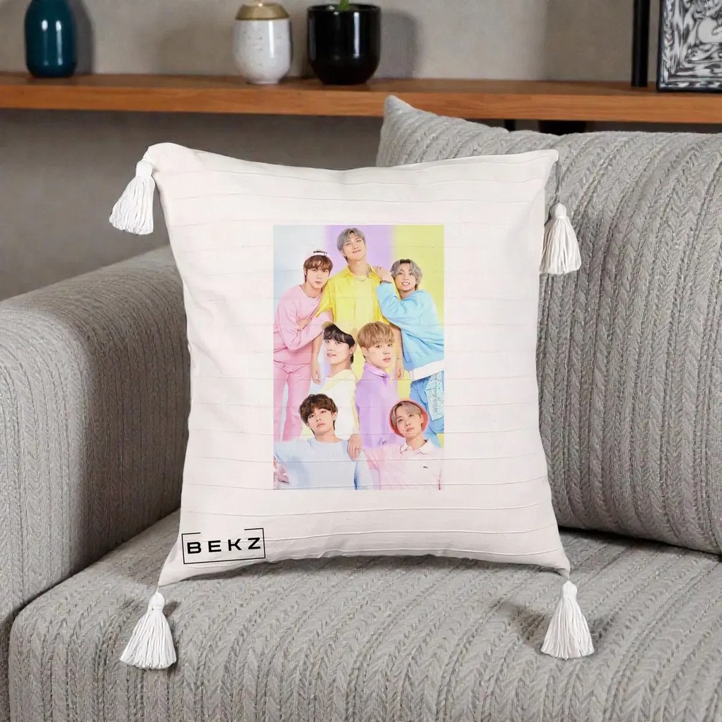 Perna Personalizata K-pop BTS Foto Grup Pastel Colorat cu 7 Membrii, 40x40 cm, Bej cu Franjuri, Husa Detasabila, Perna Inclusa, BEKZ®