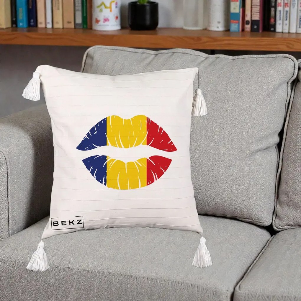 Perna Personalizata Buze Tricolor Romania, 40x40 cm, Bej cu Franjuri, Husa Detasabila, Perna Inclusa, BEKZ®
