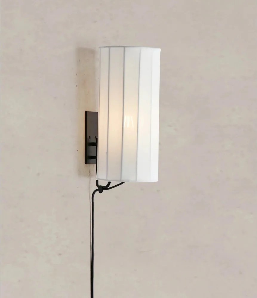 Aplică de perete alb-negru cu alimentare la priză Hikari – Markslöjd