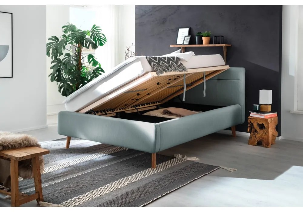 Pat matrimonial albastru deschis tapițat cu spațiu de depozitare cu somieră 140x200 cm Lotte – Meise Möbel