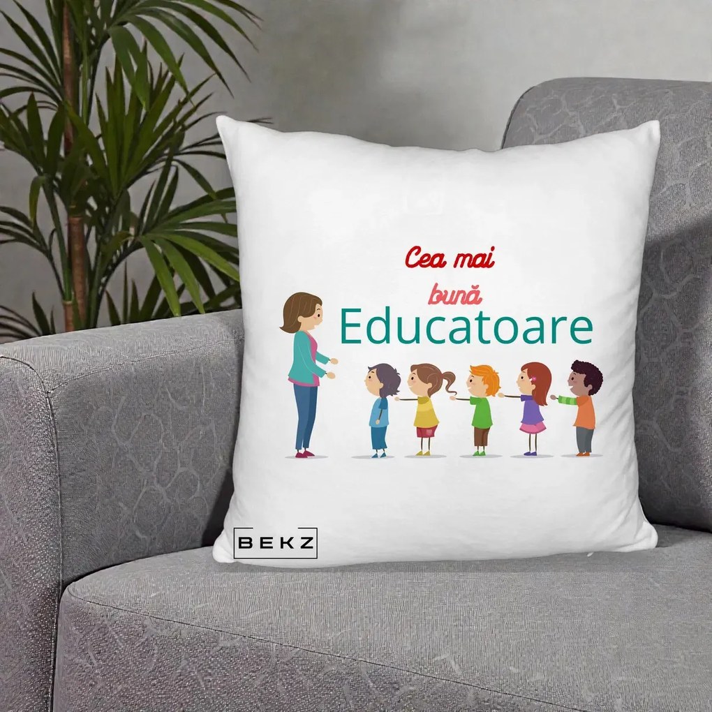 Cadou pentru Educatoare - Perna Personalizata Cea mai Buna Educatoare cu Ilustratie Copii si Educatoare, 40x40 cm, Alb Pufos, Husa Detasabila, Perna Inclusa, BEKZ®