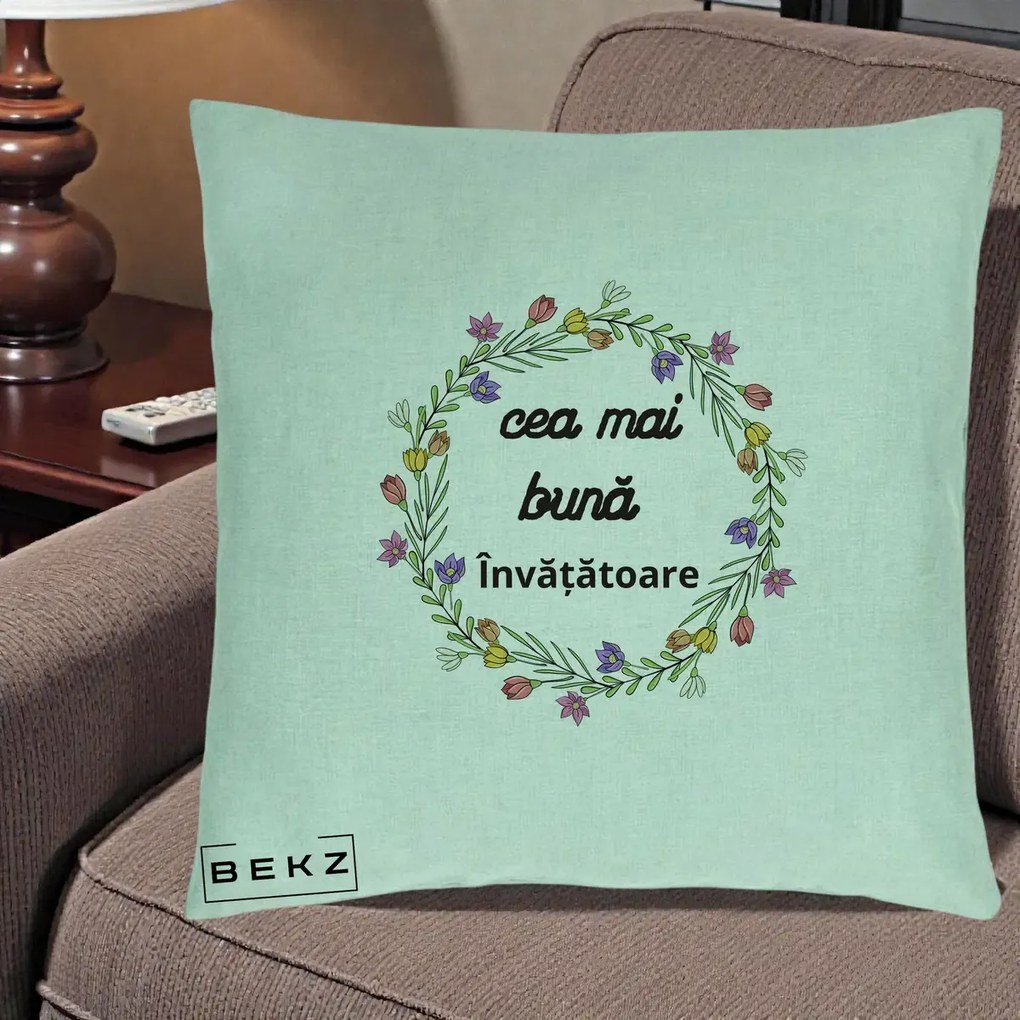 Cadou pentru Invatatoare - Perna Personalizata Cea mai Buna Invatatore cu Coronita Florala Colorata, 40x40 cm, Verde Menta, Husa Detasabila, Perna Inclusa, BEKZ®