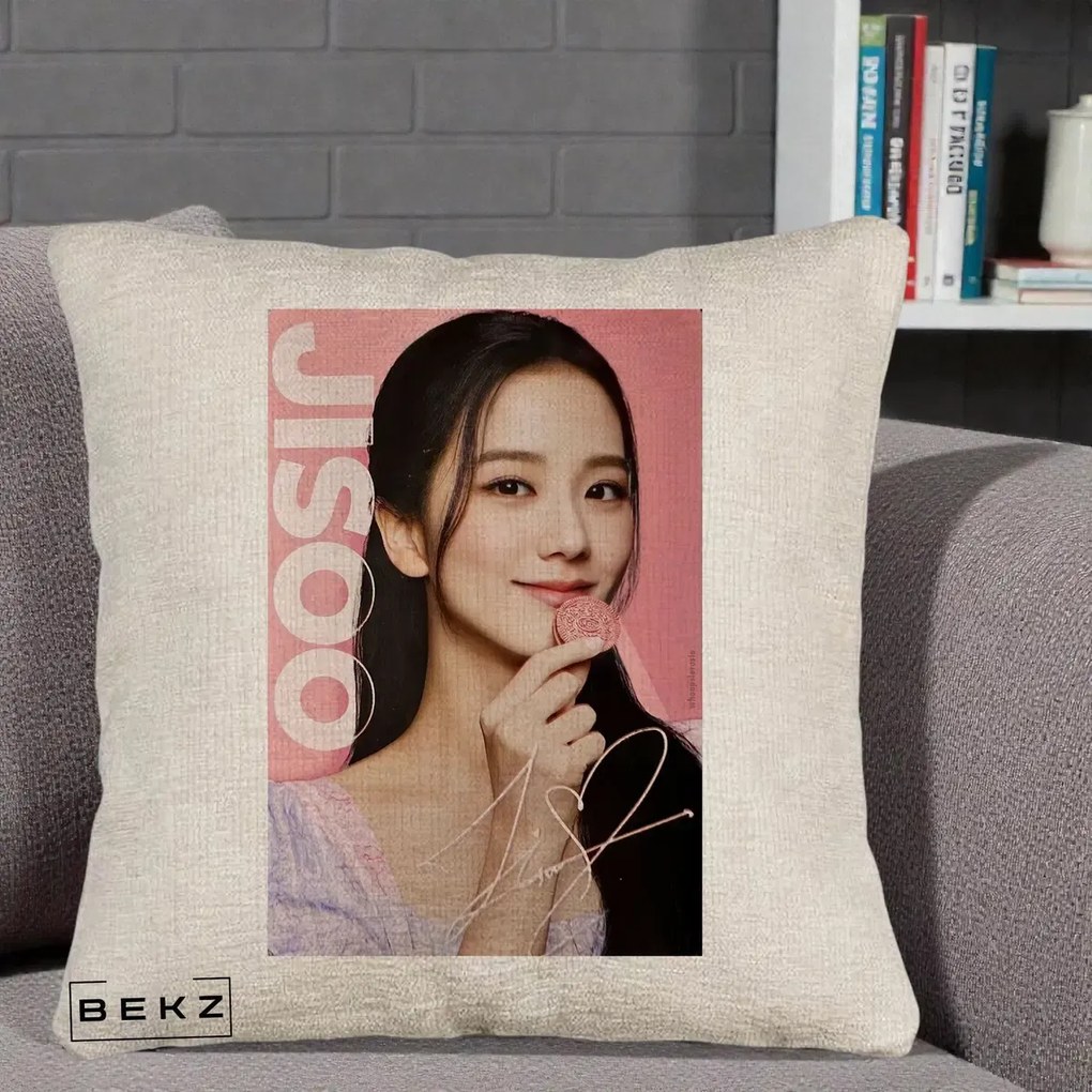 Perna Personalizata K-pop BLACKPINK Jisoo cu Semnatura si Fond Roz, 40x40 cm, Bej Canapea, Husa Detasabila, Perna Inclusa, BEKZ®