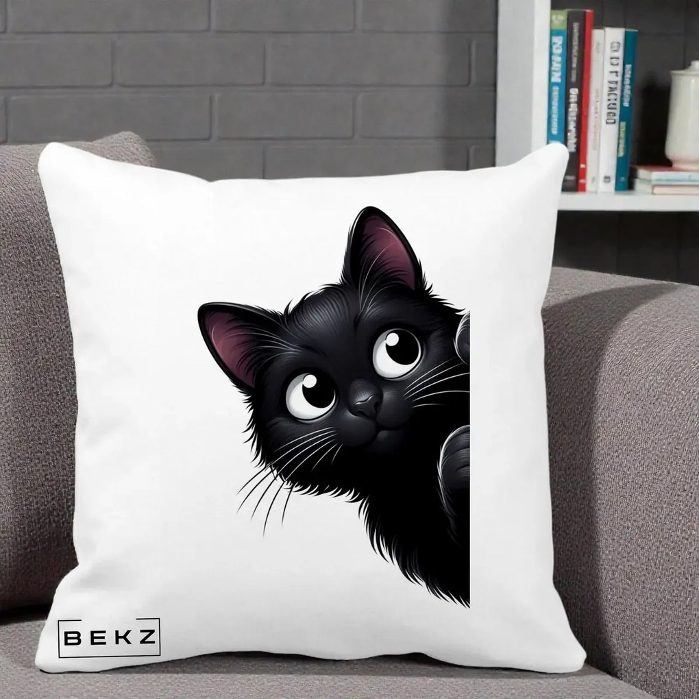 Perna Decorativa Pisica Neagra Dragalasa Curioasa, 40x40 cm, Alba Mata, Husa Detasabila, Perna Inclusa, BEKZ®