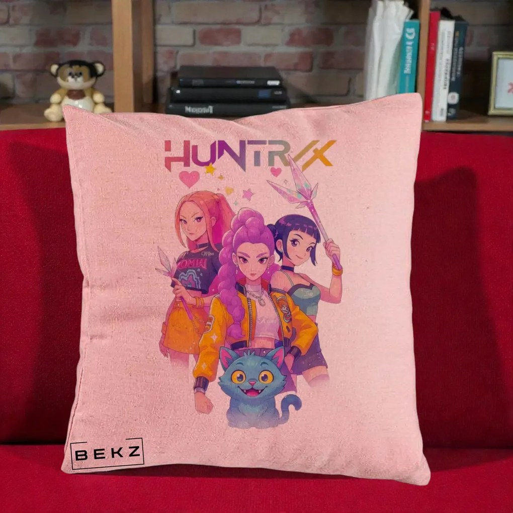 Perna Personalizata K-pop HUNTRX Trio Foto cu Pisica, 40x40 cm, Roz, Husa Detasabila, Perna Inclusa, BEKZ®