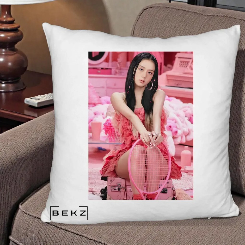 Perna Personalizata K-pop BLACKPINK Jisoo Pink Room, 40x40 cm, Alb Pufos, Husa Detasabila, Perna Inclusa, BEKZ®