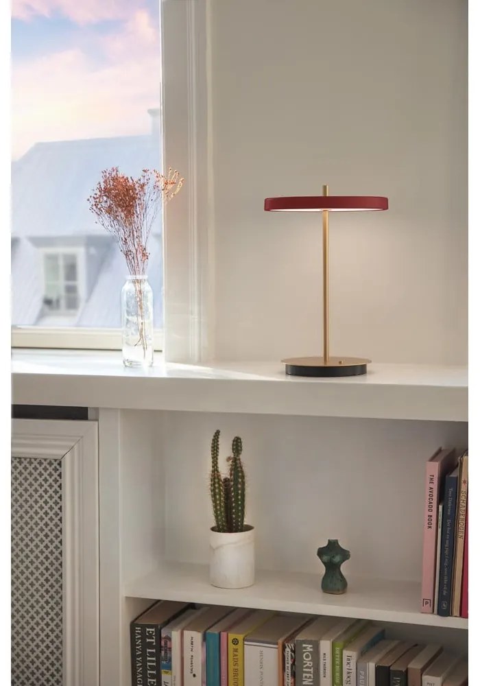 Veioză roșie LED cu intensitate reglabilă cu abajur din metal (înălțime 31 cm) Asteria Move – UMAGE
