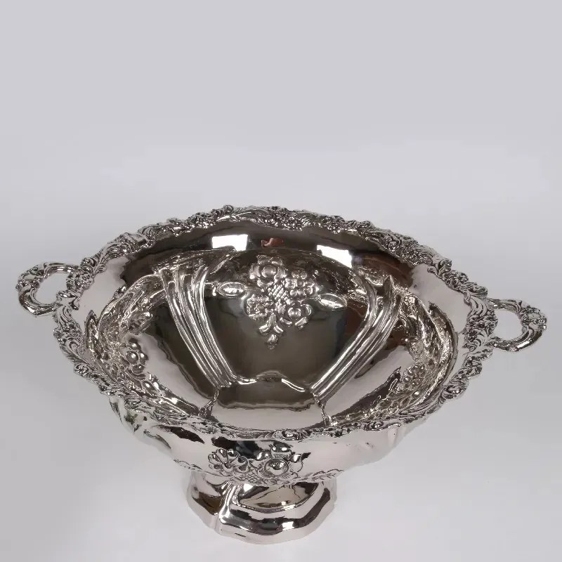 Bol de servire oval din alamă lucrată manual, argintiu, pe picior, cu două mânere și struguri în relief, fructieră și centru de masă, 19,5 x 41 x 33