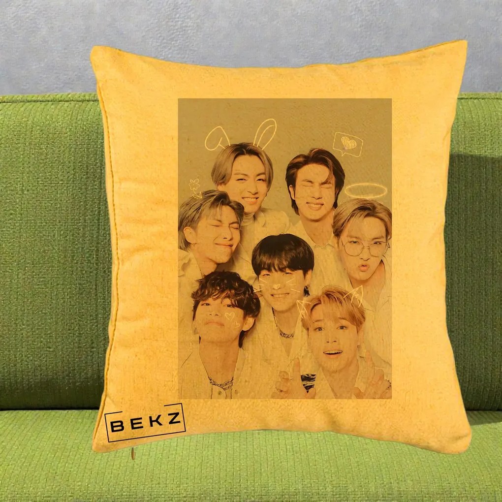 Perna Personalizata K-pop BTS Foto Grup Cute cu Animatii si 7 Membrii, 40x40 cm, Galben, Husa Detasabila, Perna Inclusa, BEKZ®