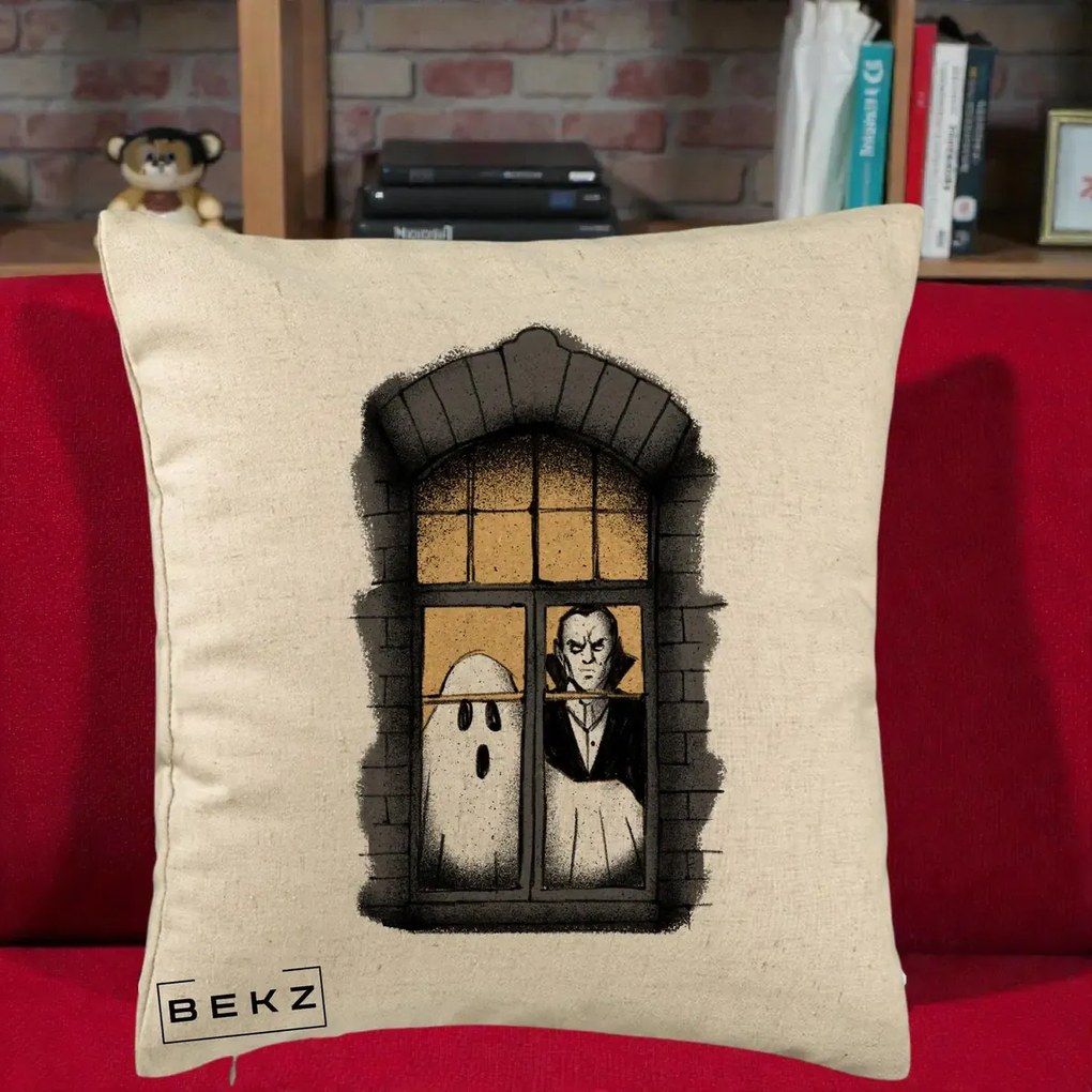 Perna Decorativa Halloween Fantoma si Dracula la Fereastra, 40x40 cm, Bej, Husa Detasabila, Perna Inclusa, BEKZ®