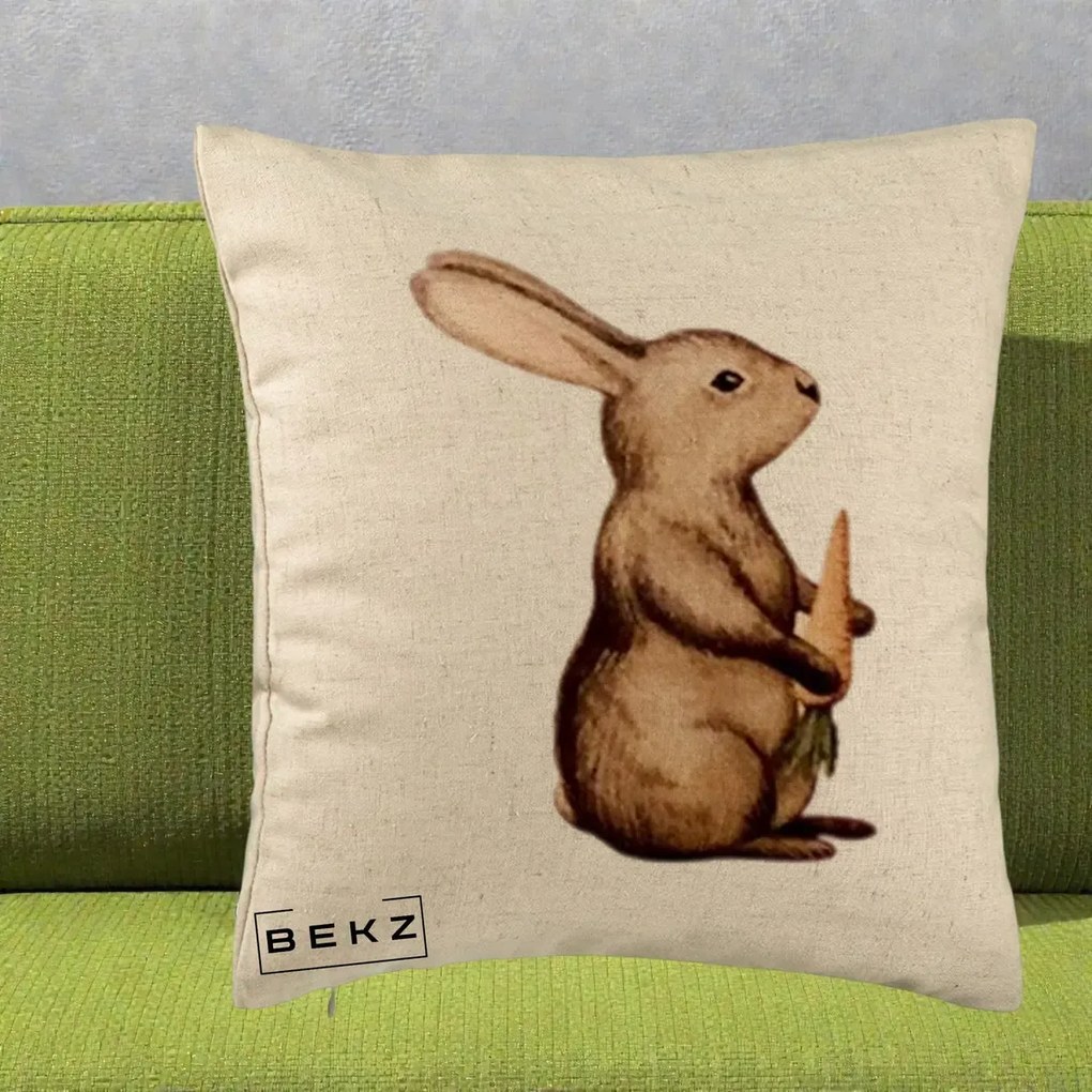Perna Decorativa Iepuras Acuarela cu Morcov, 40x40 cm, Bej, Husa Detasabila, Perna Inclusa, BEKZ®