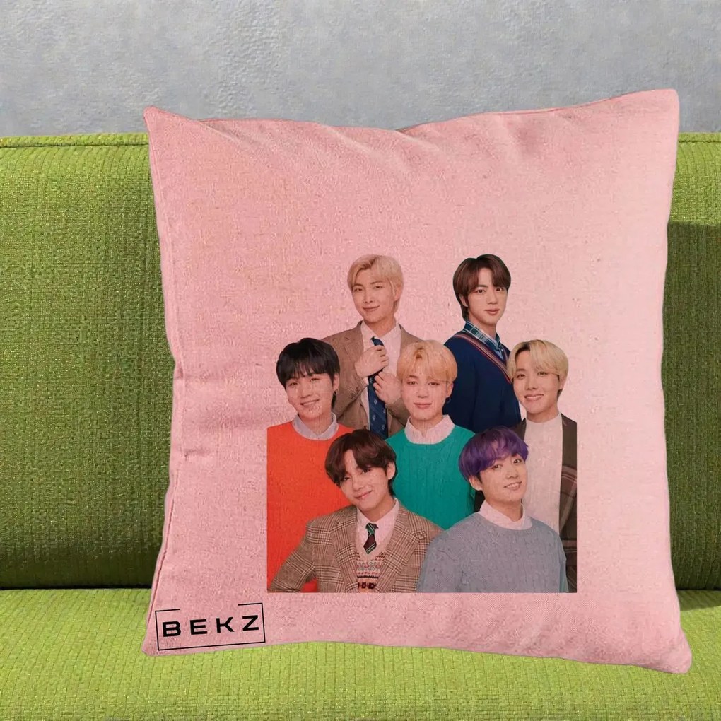 Perna Personalizata K-pop BTS Fotografie Grup Tinute Elegante, 40x40 cm, Roz, Husa Detasabila, Perna Inclusa, BEKZ®