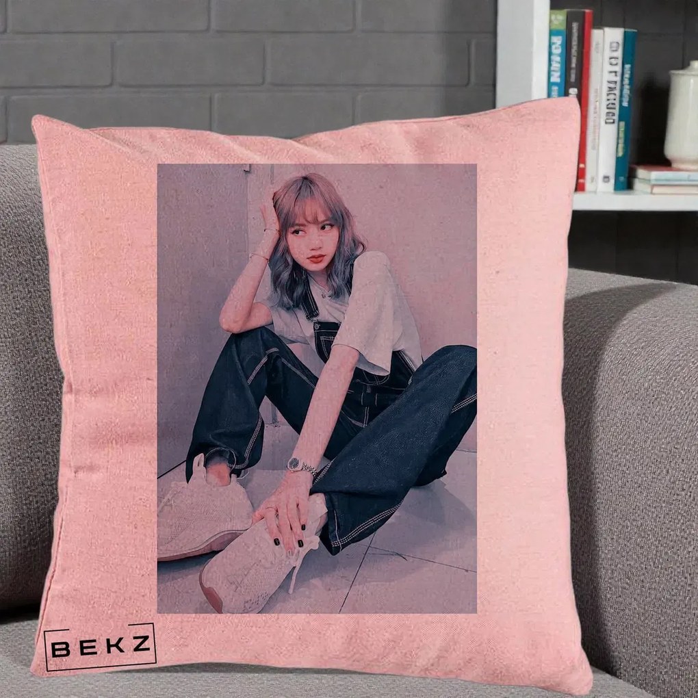 Perna Personalizata K-pop BLACKPINK Lisa, 40x40 cm, Roz, Husa Detasabila, Perna Inclusa, BEKZ®