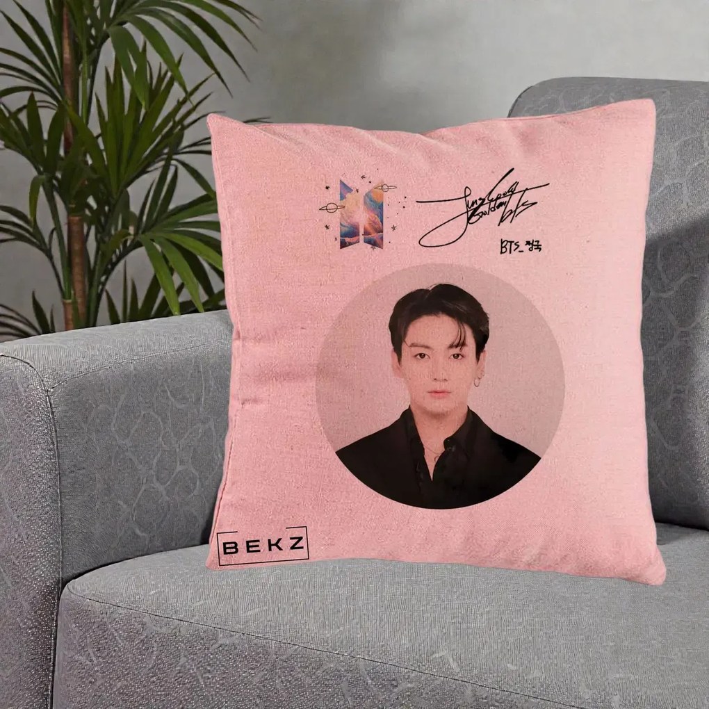 Perna Personalizata K-pop BTS Jungkook Portret cu Autograf, 40x40 cm, Roz, Husa Detasabila, Perna Inclusa, BEKZ®
