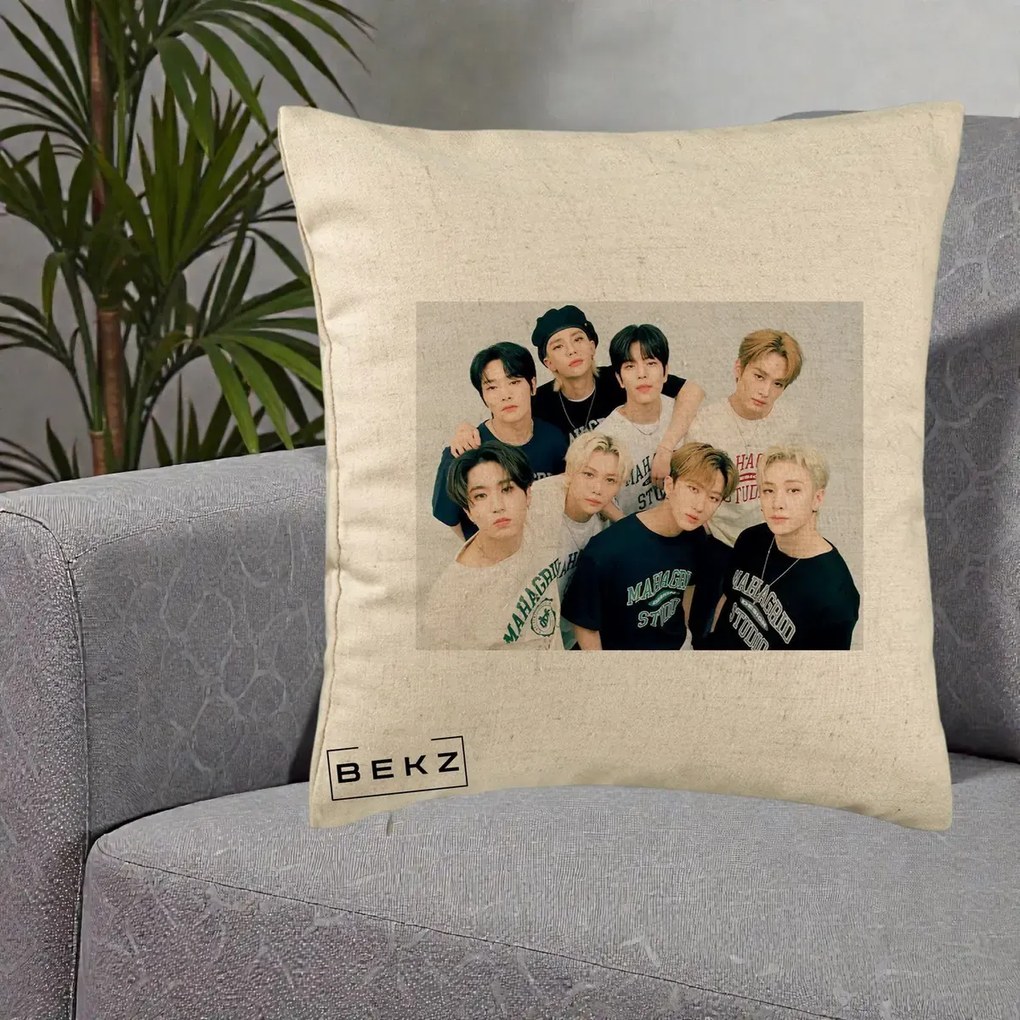 Perna Personalizata K-pop Stray Kids Foto Grup Text, 40x40 cm, Bej, Husa Detasabila, Perna Inclusa, BEKZ®