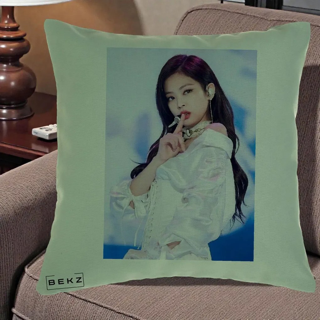 Perna Personalizata K-pop BLACKPINK Jennie Concert Alb cu Microfon, 40x40 cm, Verde, Husa Detasabila, Perna Inclusa, BEKZ®